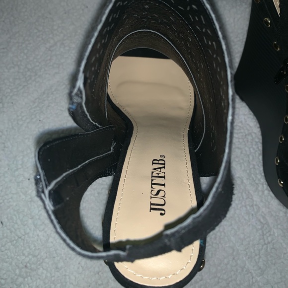 BRAND NEW NEVER WORN shoe dazzle wedges - Picture 4 of 6